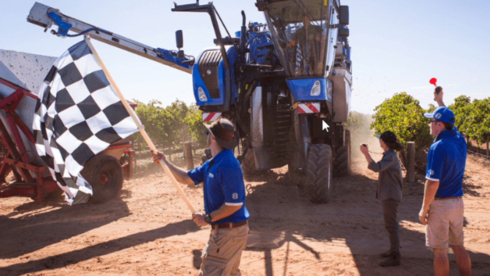 newholland_a-new-holland-define-um-novo-ponto-de-referencia-no-desempenho-da-vindima