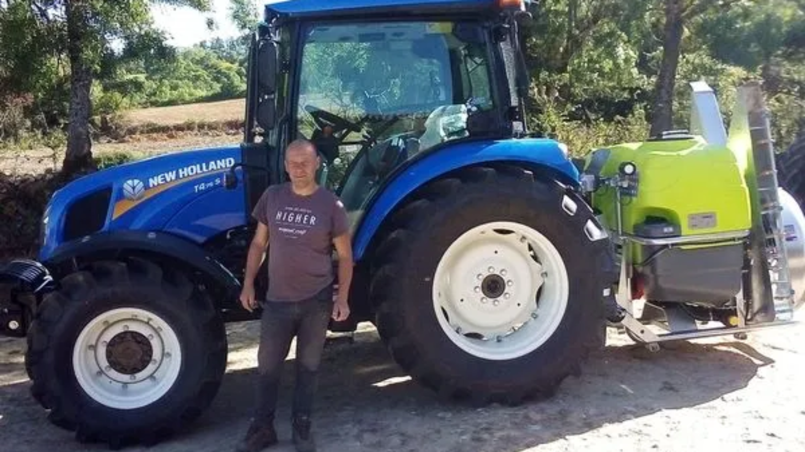 Entregue New Holland T4.75S cab com pulverizador Rocha 600 lts e cisterna Galucho