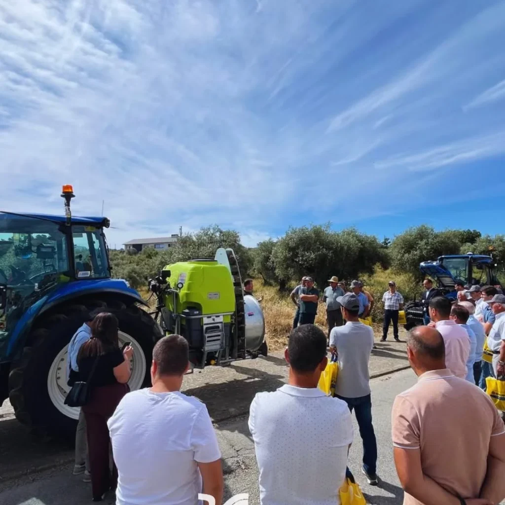 momentos da demonstração de máquinas e equipamentos agrícolas na festa da cereja&co, em alfândega da fé