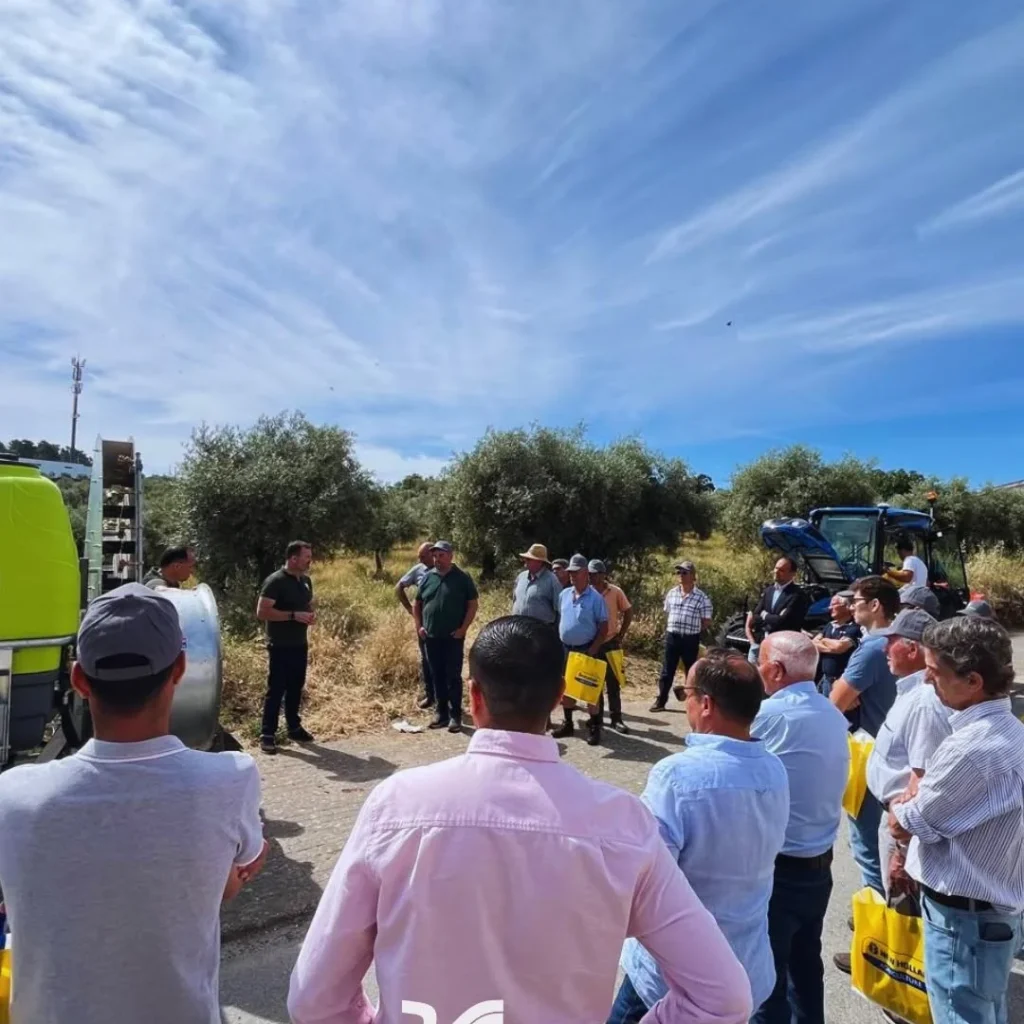momentos da demonstração de máquinas e equipamentos agrícolas na festa da cereja&co, em alfândega da fé....