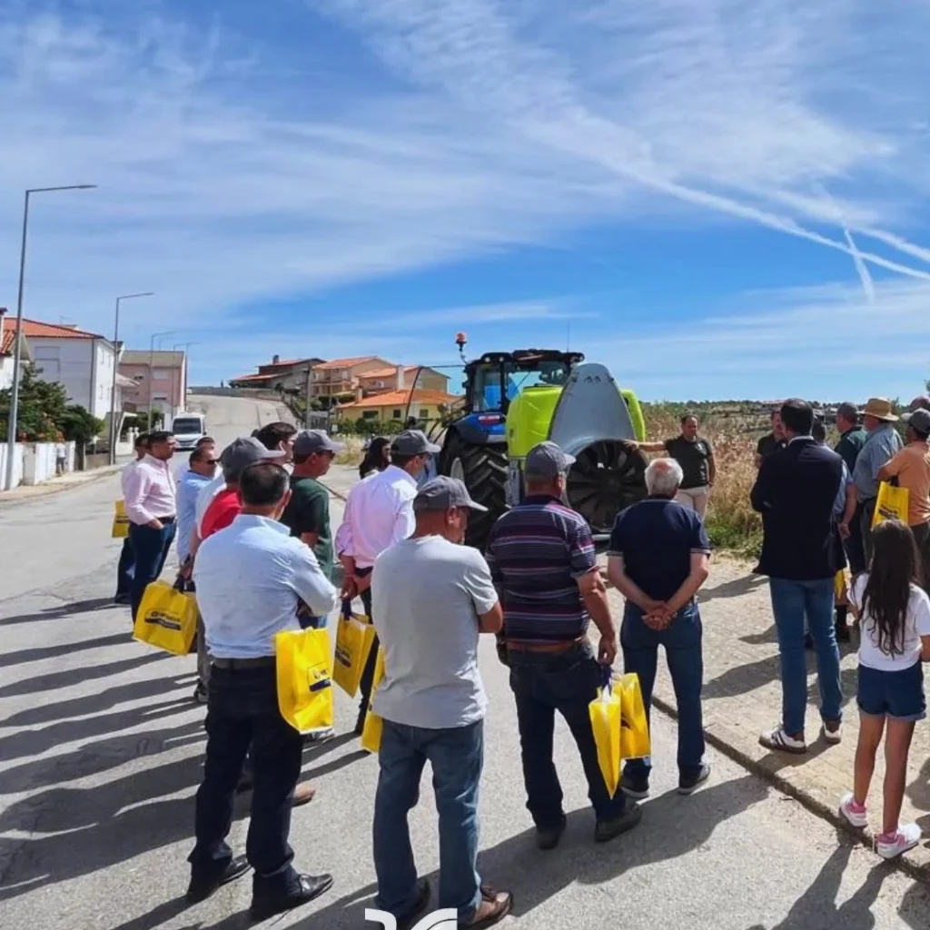 momentos da demonstração de máquinas e equipamentos agrícolas na festa da cereja&co, em alfândega da fé.